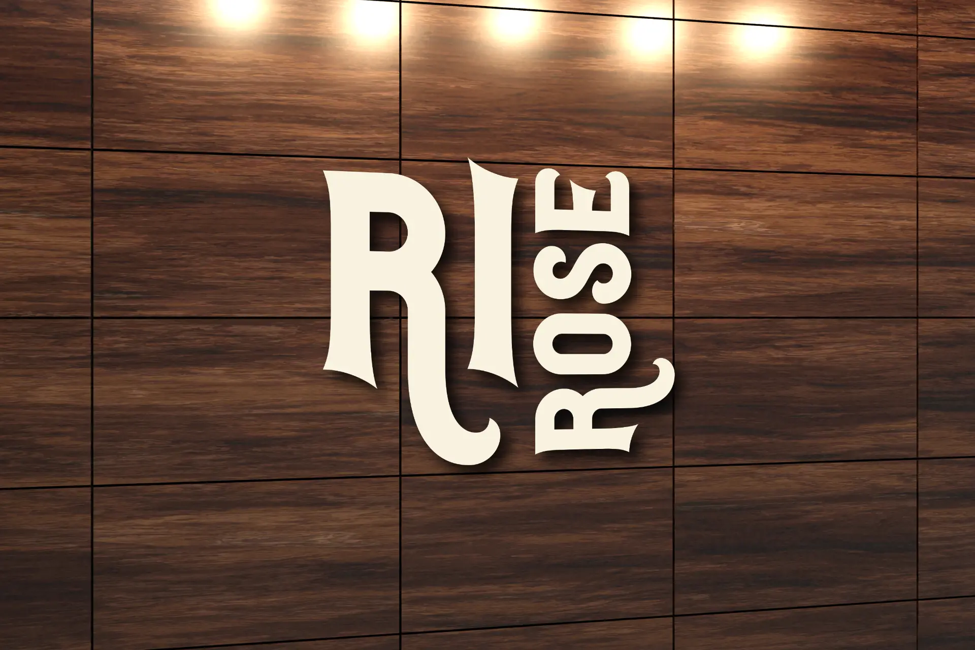 Logotipo Rise aplicado em fachada de madeira iluminada
