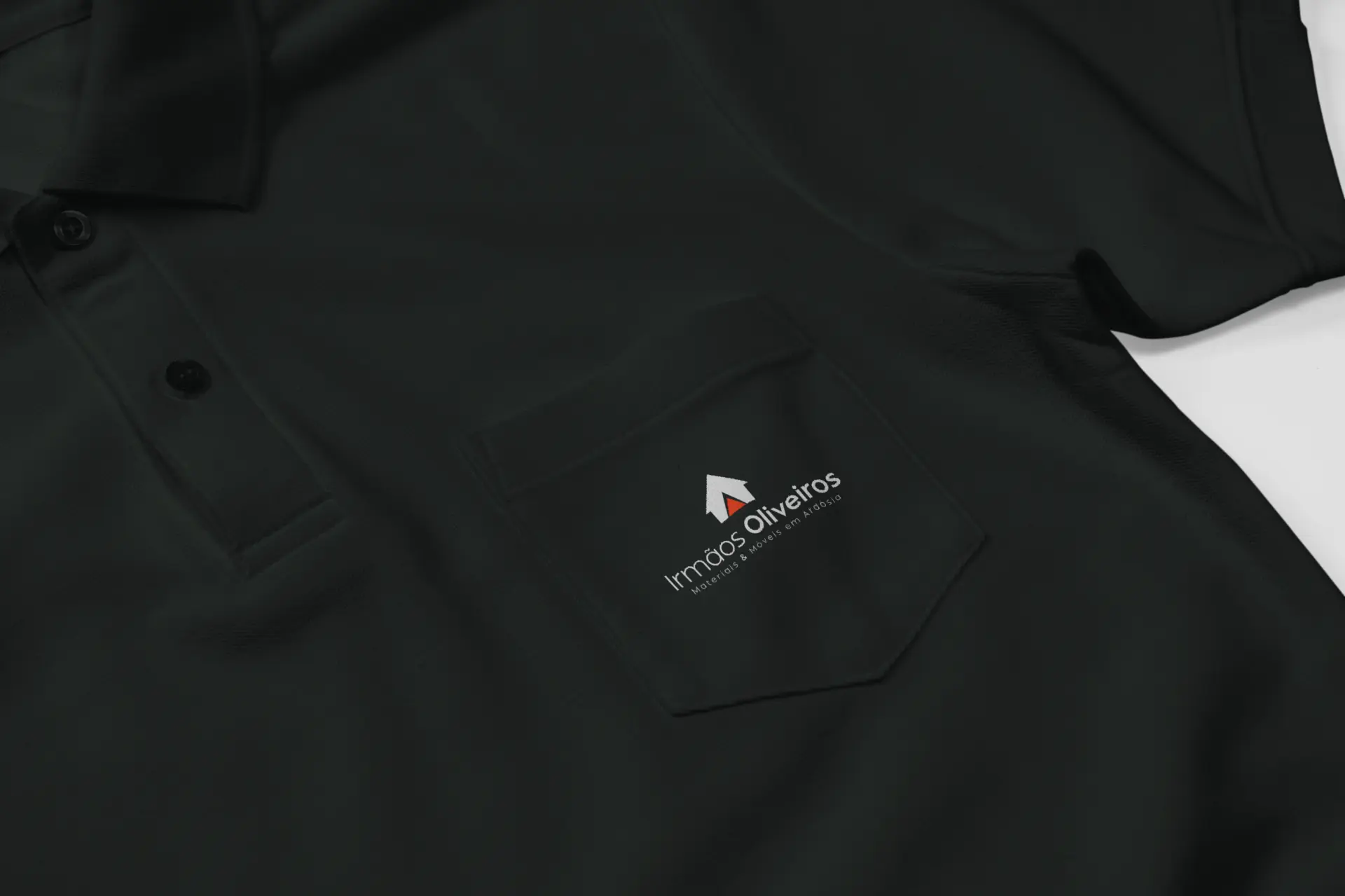 Uniforme profissional bordado com a marca Irmãos Oliveiros