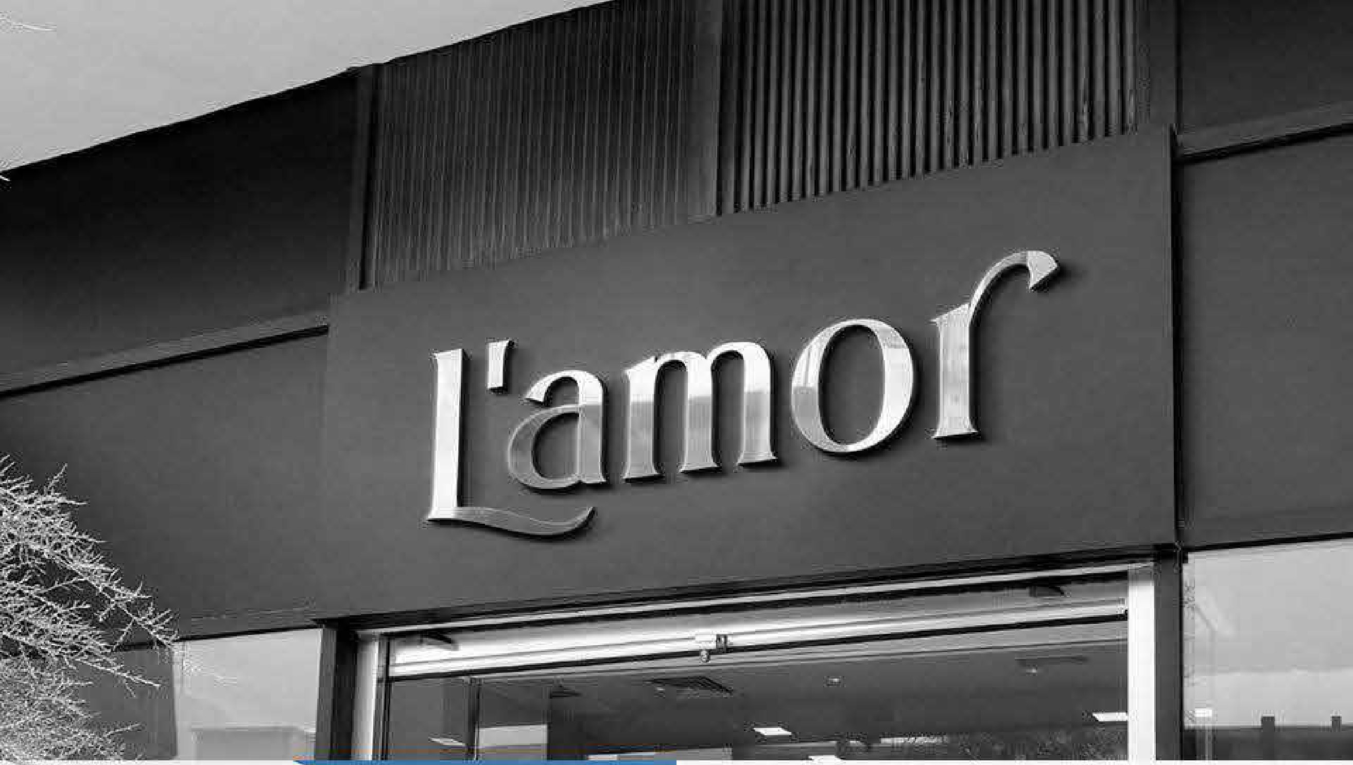 Fachada com letreiro da marca L’amor