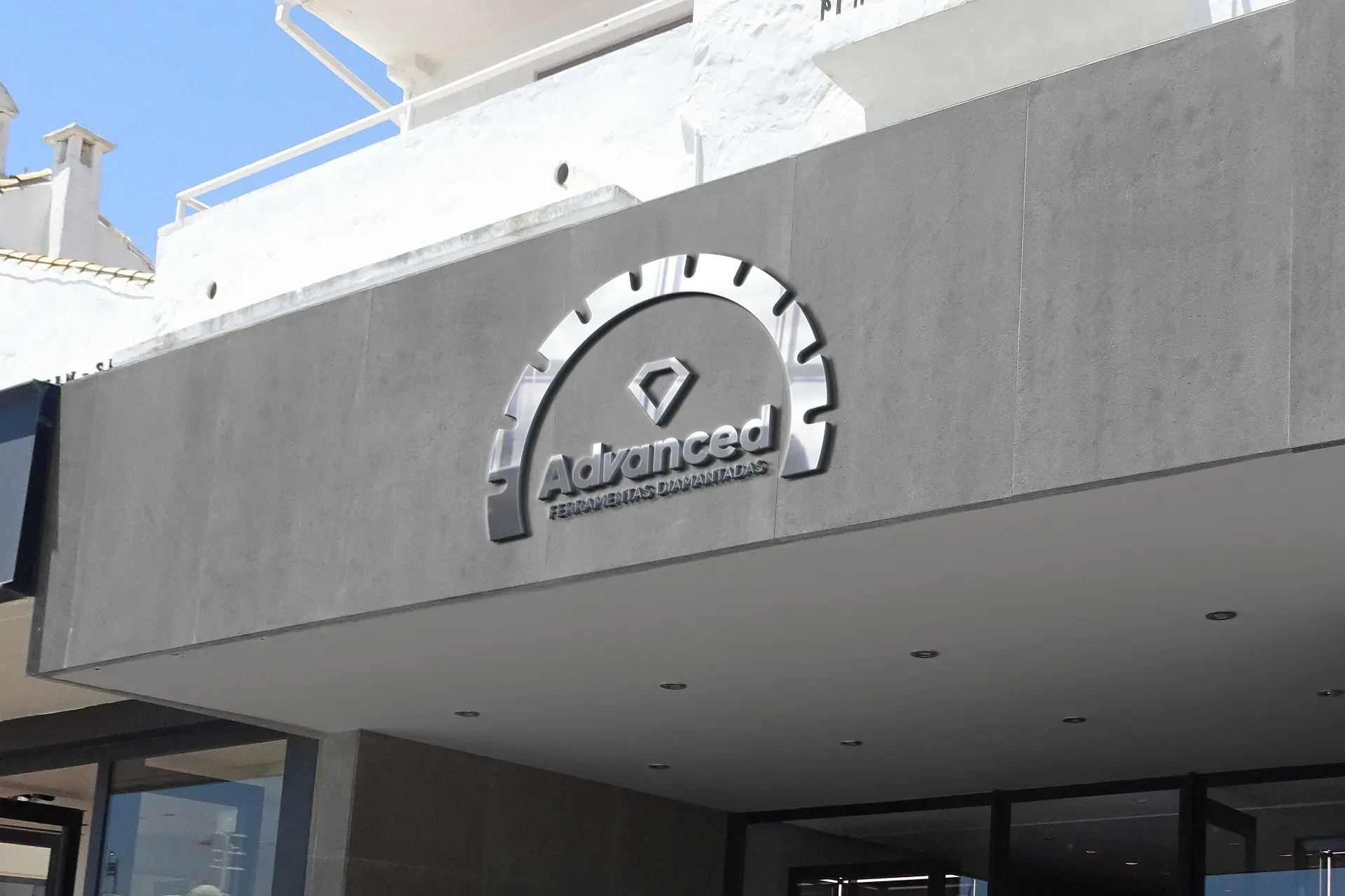 Fachada com letreiro da marca Advanced Ferramentas Diamantadas
